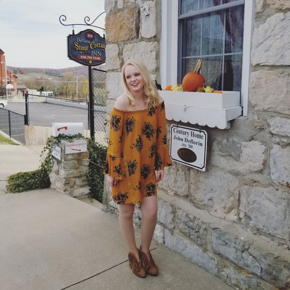 🚫SOLD🚫 Off the shoulder dress - Picture 1 of 2